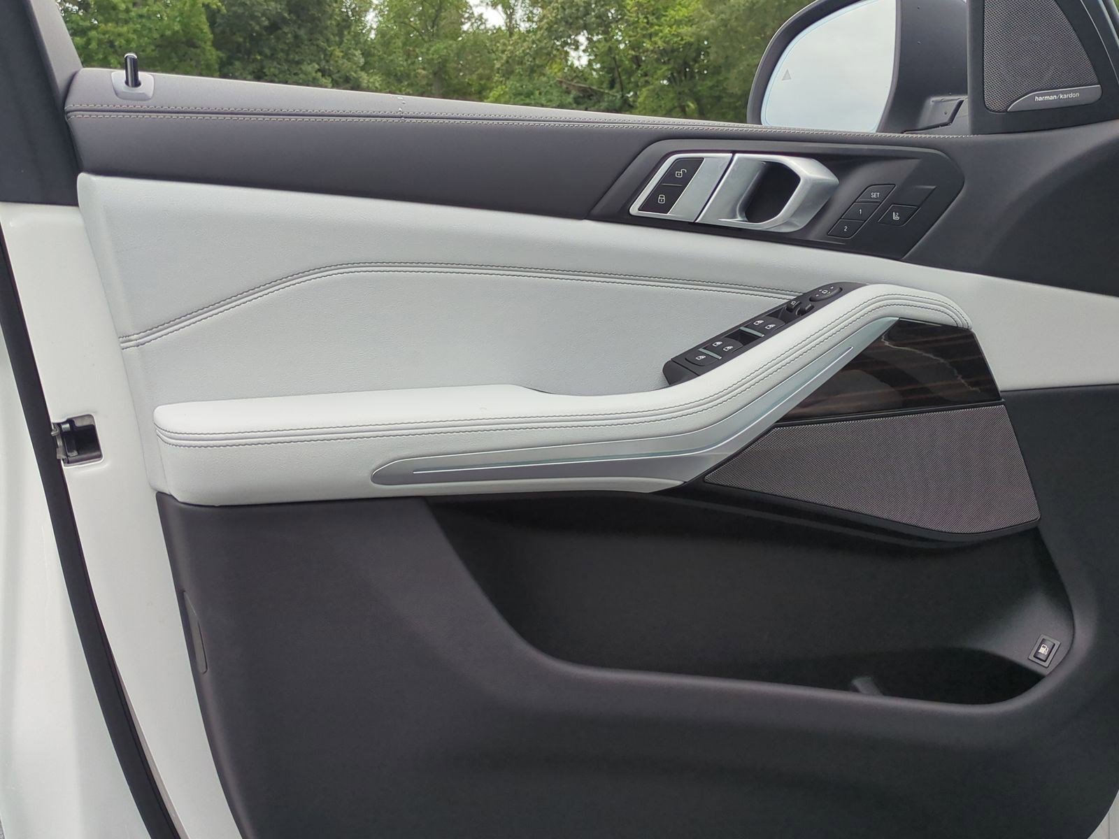 Used 2025 BMW X5 xDrive50e w/ Premium Package image 13