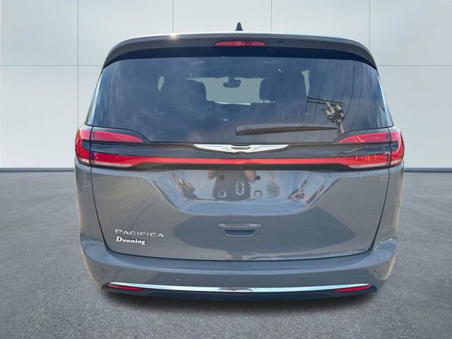 Used 2025 Chrysler Pacifica Select image 4