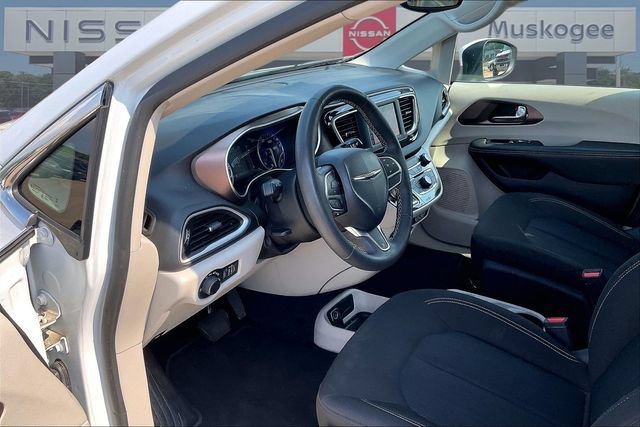 Used 2023 Chrysler Voyager LX FWD image 15