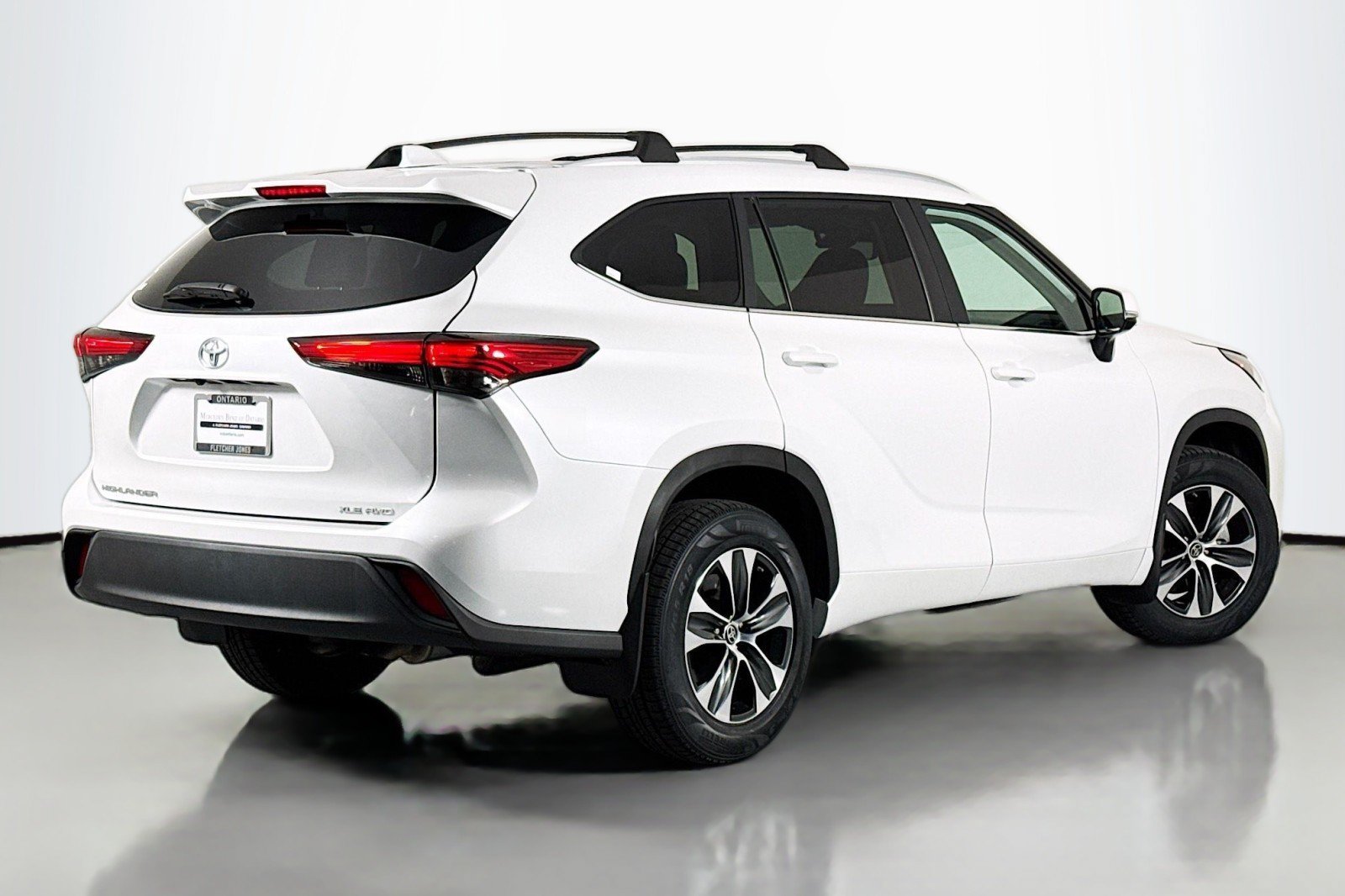 Used 2023 Toyota Highlander XLE AWD/4WD image 13