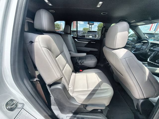 Certified 2026 GMC Acadia Elevation w/ Elevation Premium Package FWD image 26