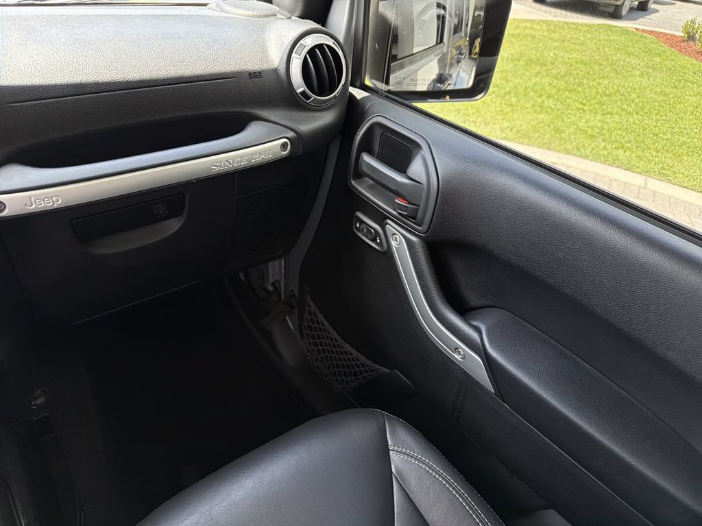 Used 2016 Jeep Wrangler Unlimited Sahara AWD/4WD image 19