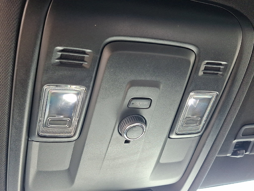 Used 2025 Chevrolet Suburban Z71 AWD/4WD image 23