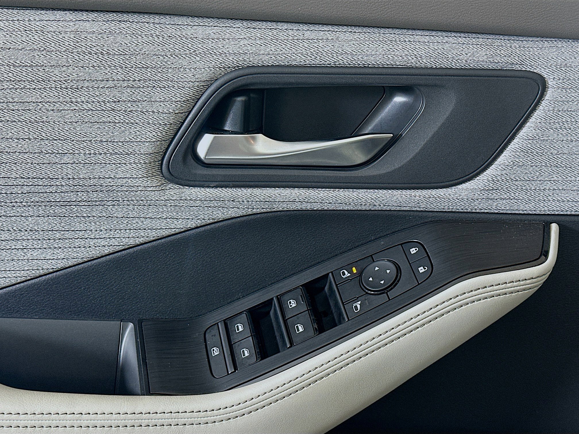 Used 2023 Nissan Rogue SV image 15