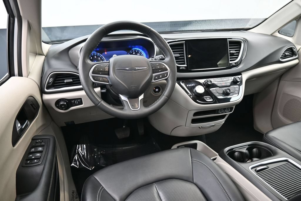 Used 2024 Chrysler Pacifica Touring-L FWD image 10