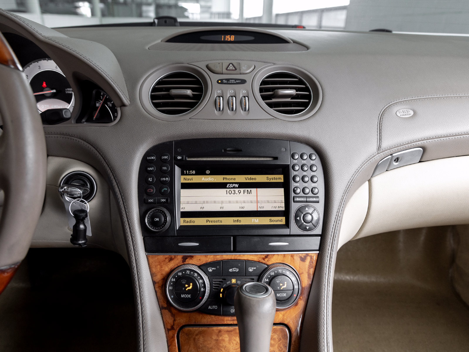 Used 2011 Mercedes-Benz SL 550 image 17