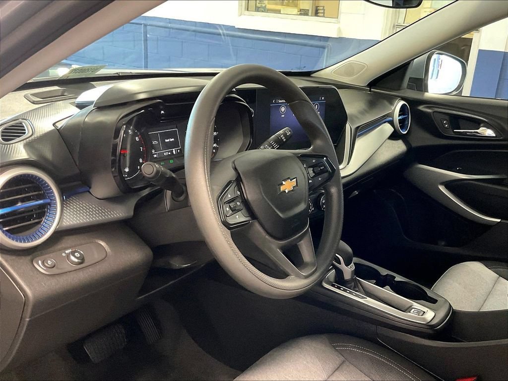 Used 2024 Chevrolet Trax LS w/ LS Convenience Package FWD image 8