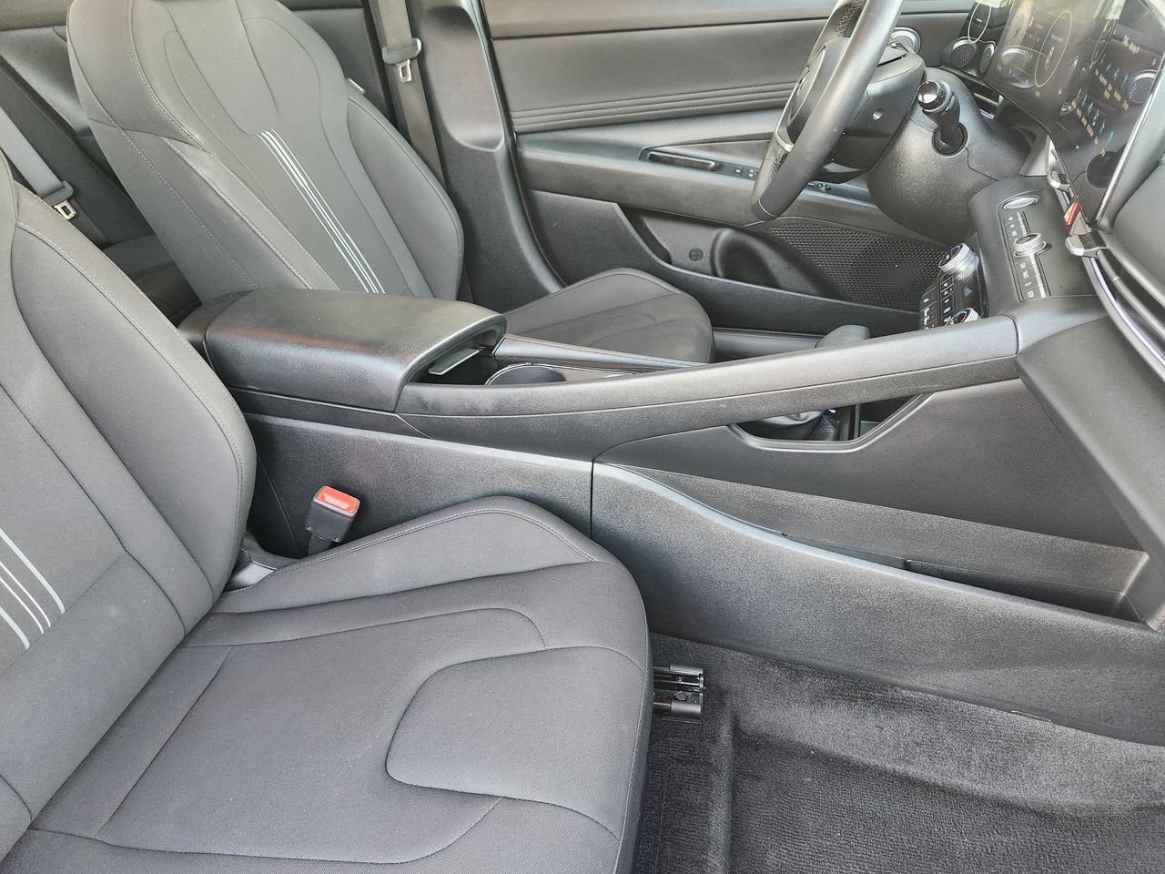 Used 2025 Hyundai Elantra SEL FWD image 13