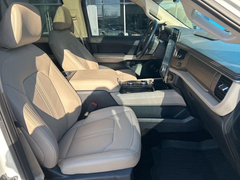 Used 2022 Ford Expedition Max Limited image 18