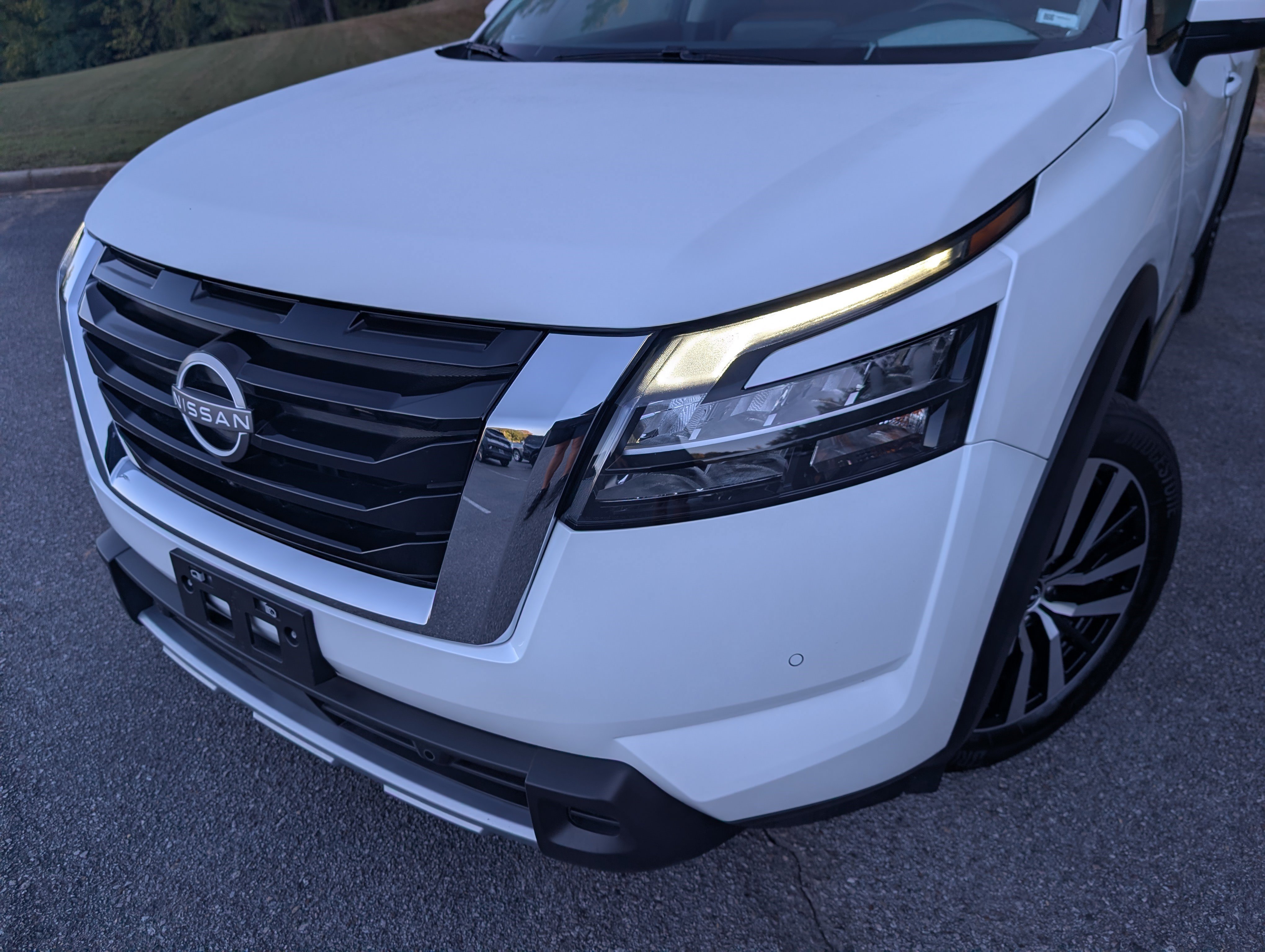 Used 2025 Nissan Pathfinder Platinum FWD image 13