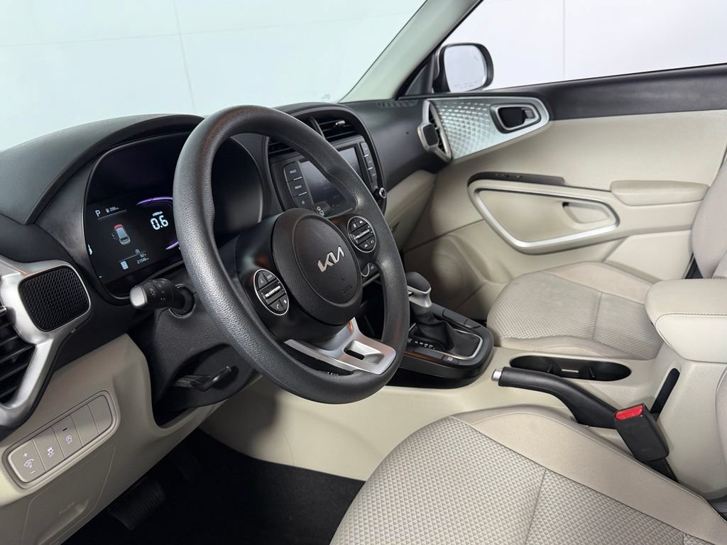 Used 2025 Kia Soul LX w/ LX Technology Package FWD image 18