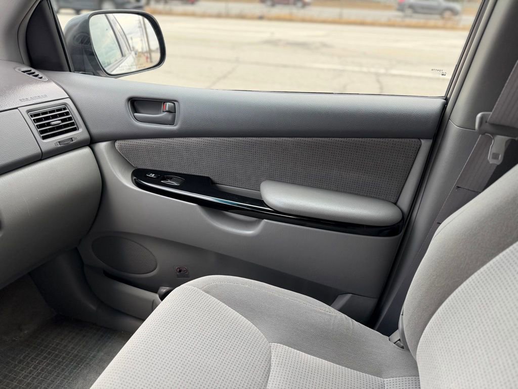 Used 2005 Toyota Sienna LE image 29