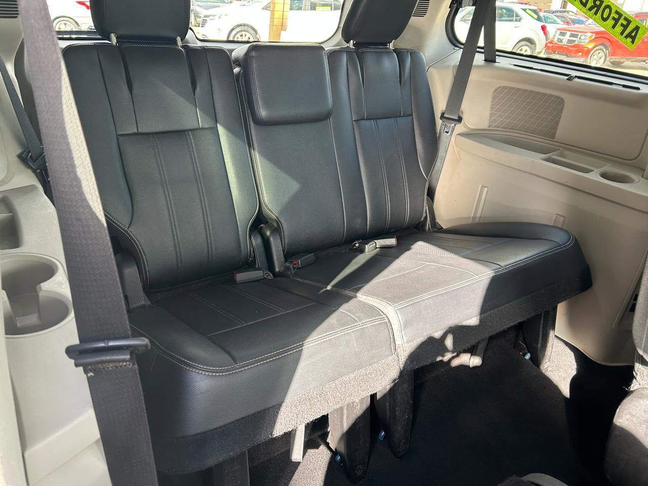 Used 2015 Chrysler Town & Country Touring-L w/ Driver Convenience Group image 13