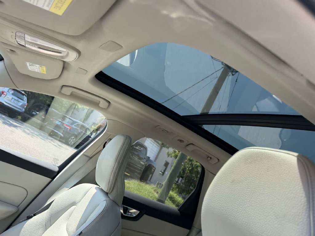 Used 2024 Volvo XC60 B5 Plus AWD/4WD image 19