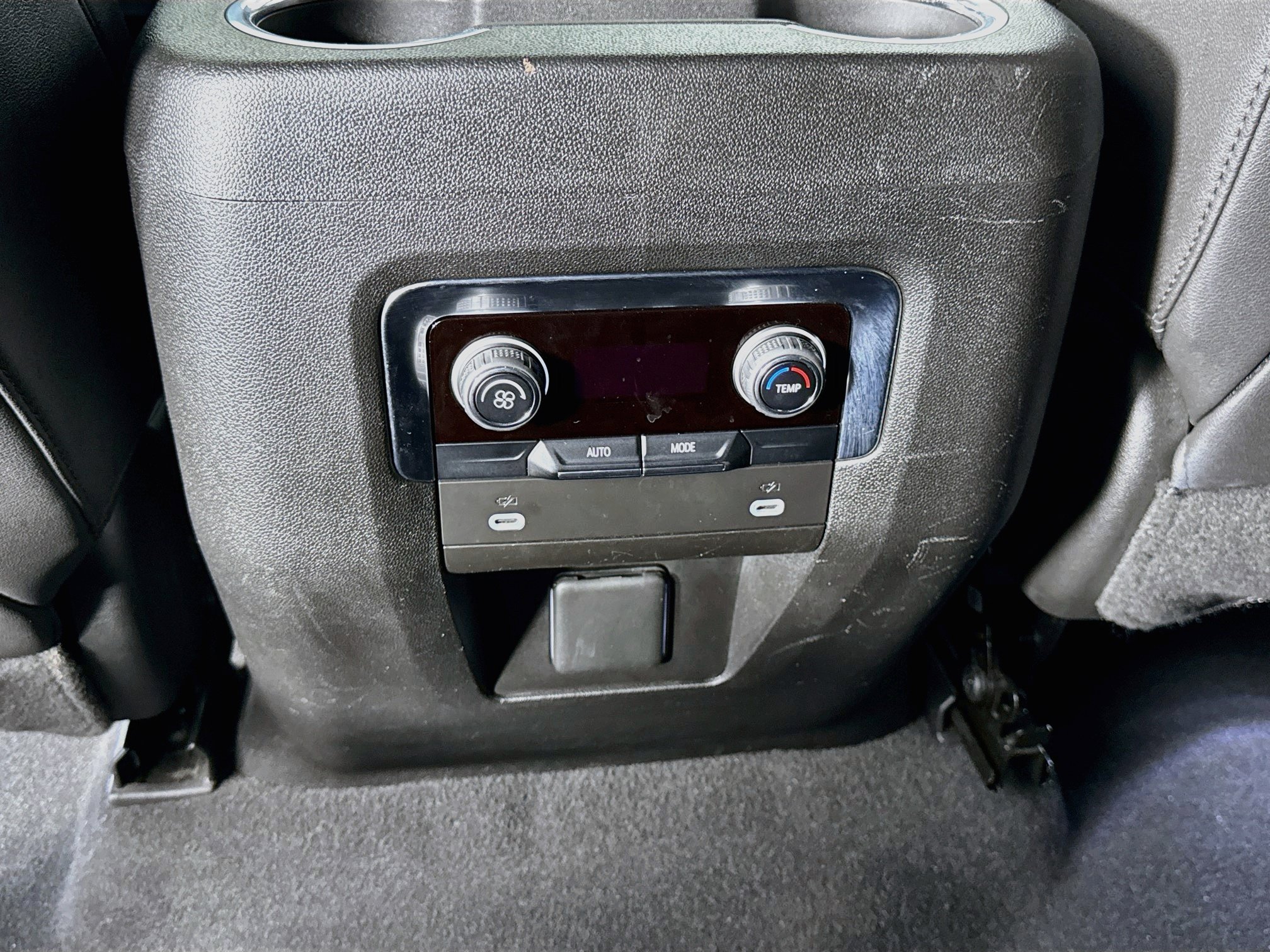 Used 2024 Chevrolet Suburban LT RWD image 27