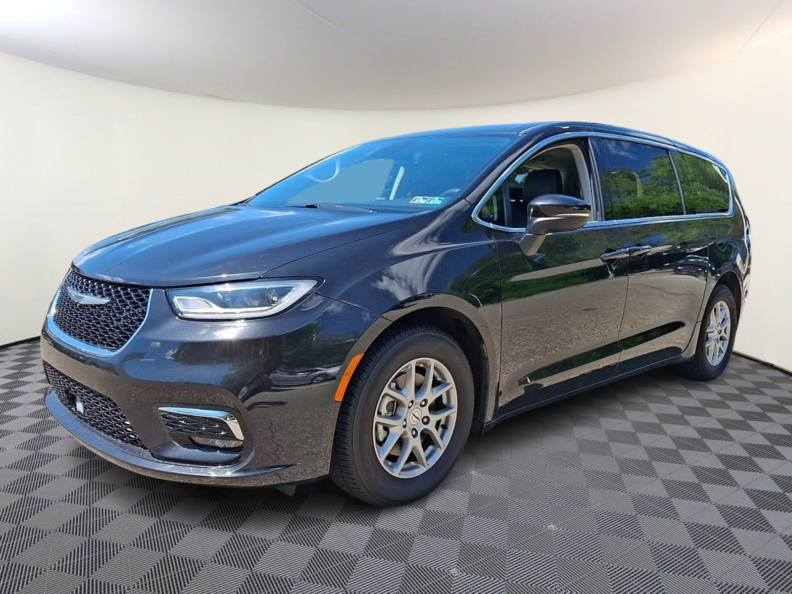 Used 2023 Chrysler Pacifica Touring-L FWD image 3