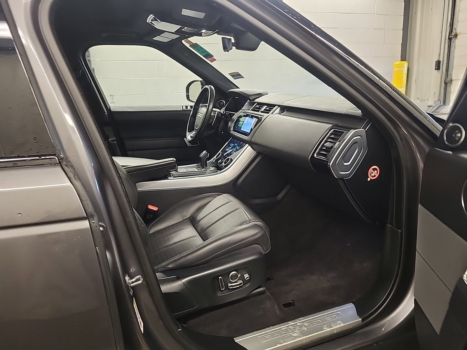 Used 2018 Land Rover Range Rover Sport HSE Dynamic image 14