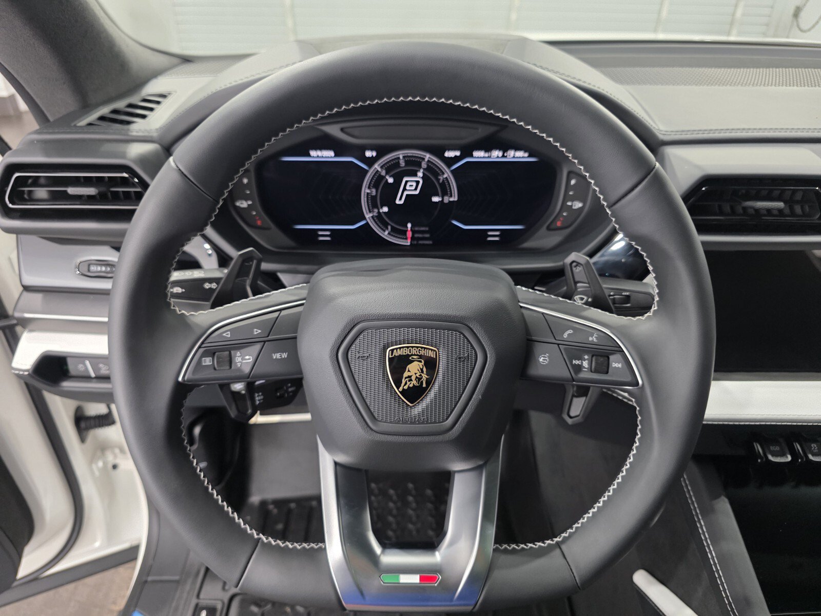 Used 2026 Lamborghini Urus SE AWD/4WD image 14