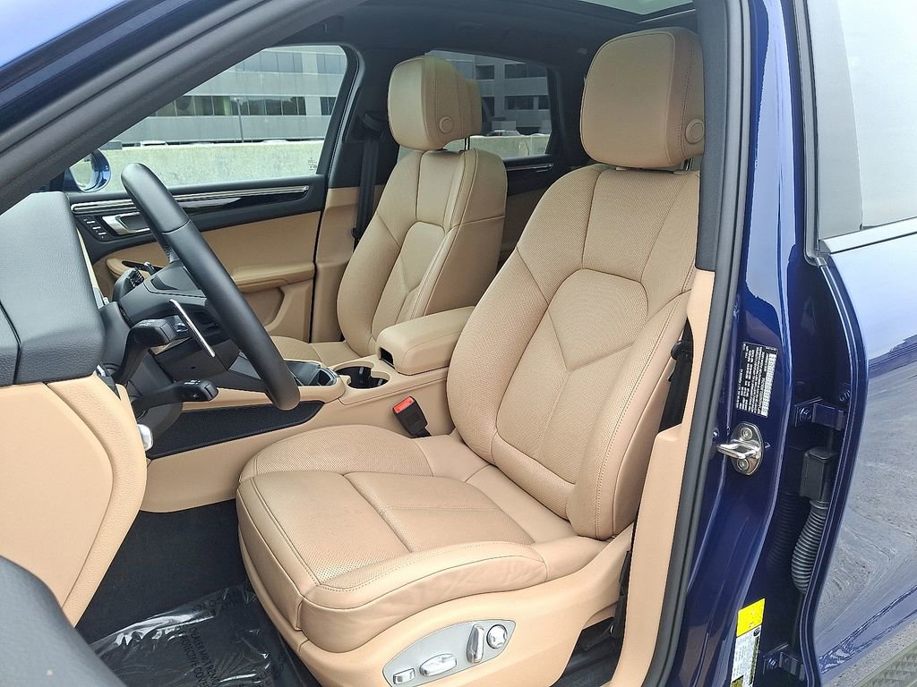Certified 2025 Porsche Macan image 5