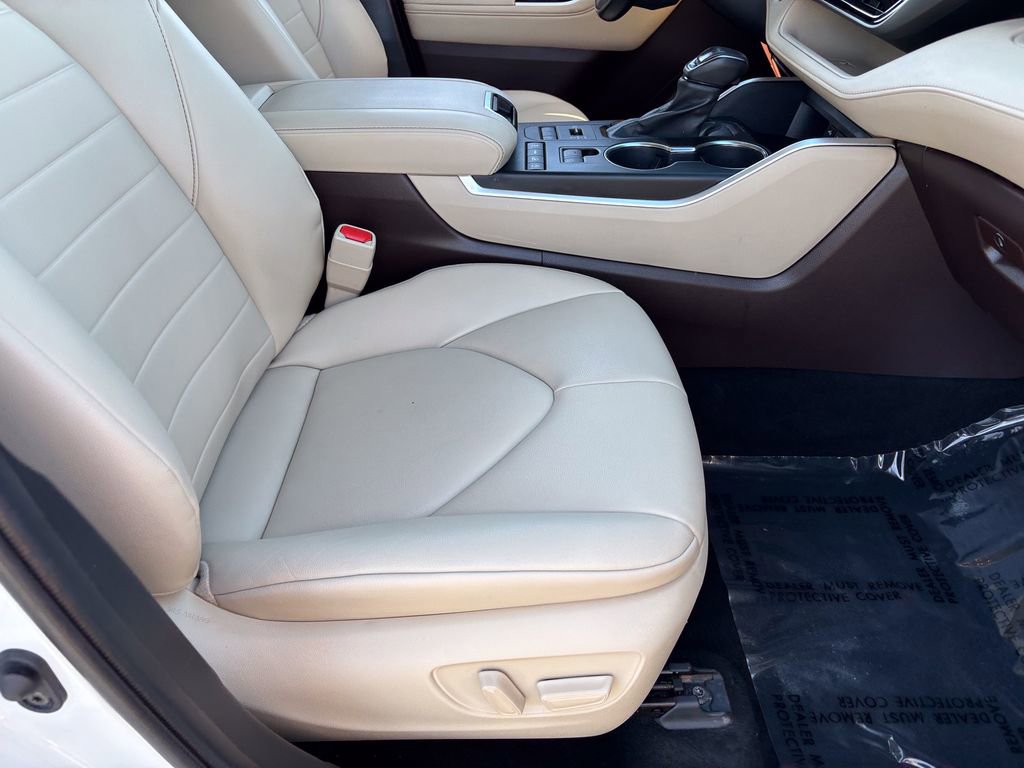 Used 2022 Toyota Highlander XLE AWD/4WD image 39