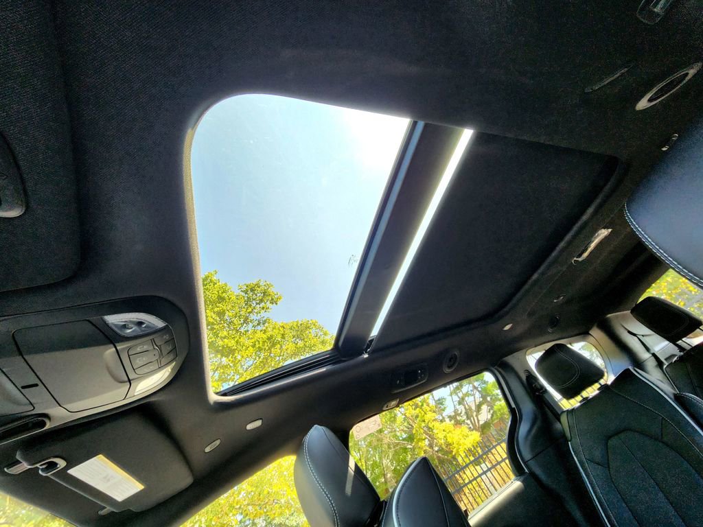 New 2026 Chrysler Pacifica Limited w/ Uconnect Theater Family Group image 18