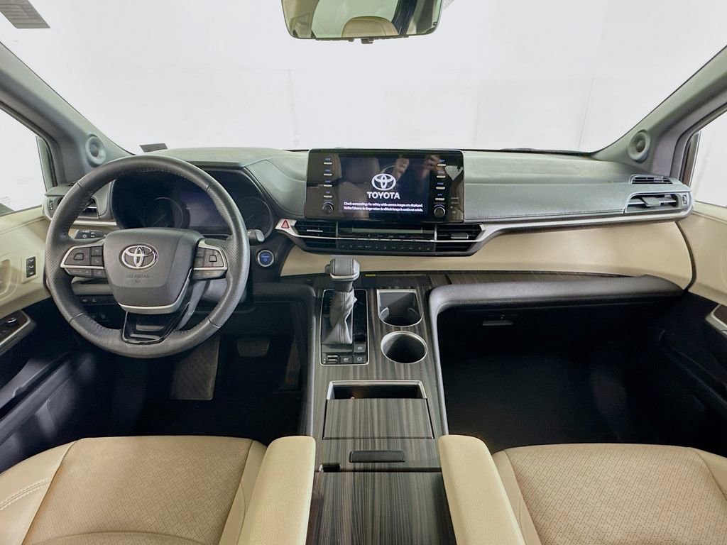 Used 2021 Toyota Sienna Limited image 32