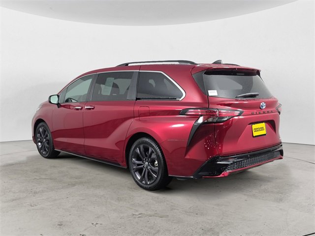 Used 2022 Toyota Sienna XSE image 3