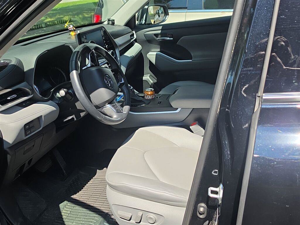 Used 2020 Toyota Highlander XLE AWD/4WD image 2