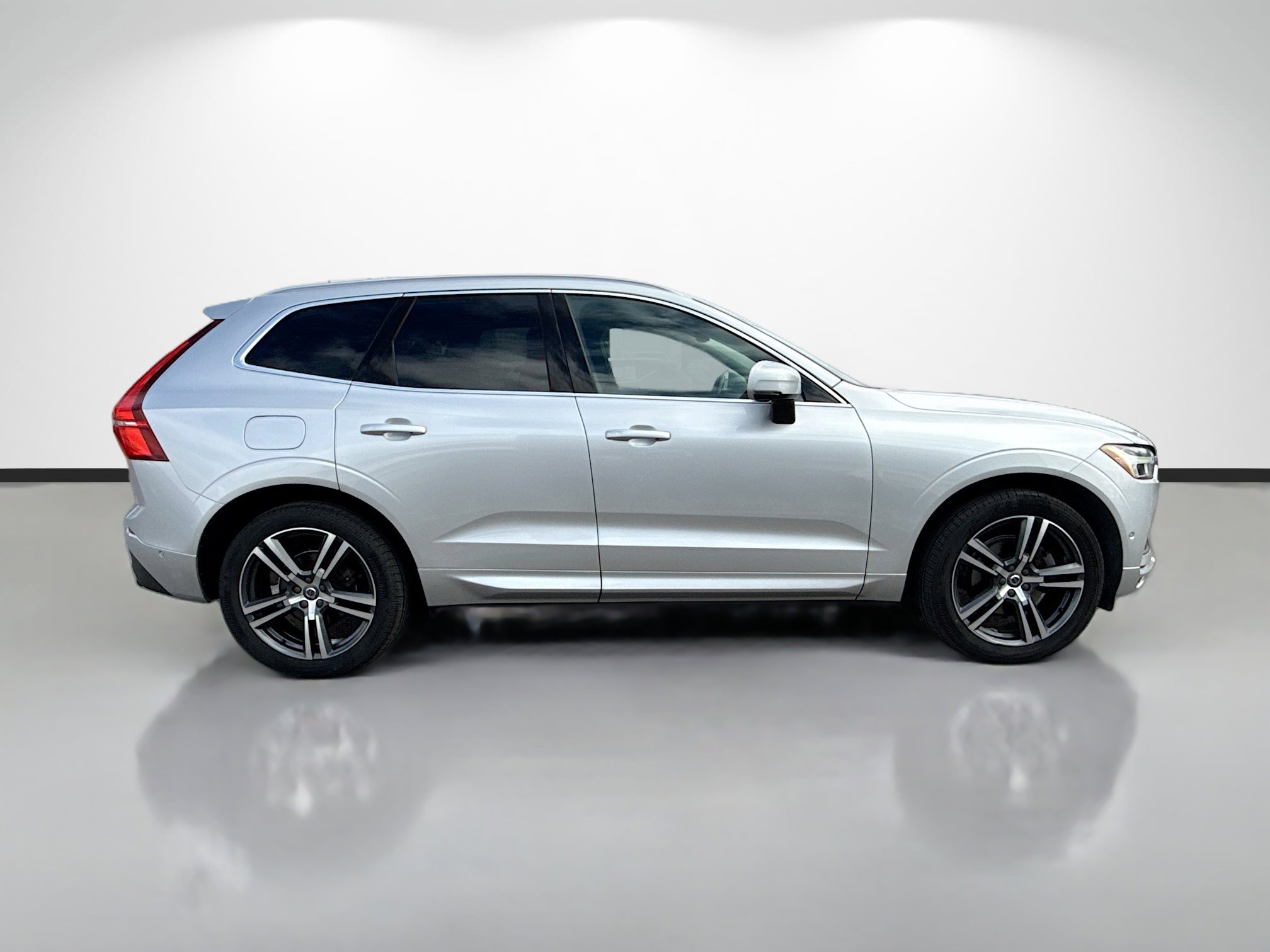 Used 2019 Volvo XC60 T5 Momentum w/ Multimedia Package image 2