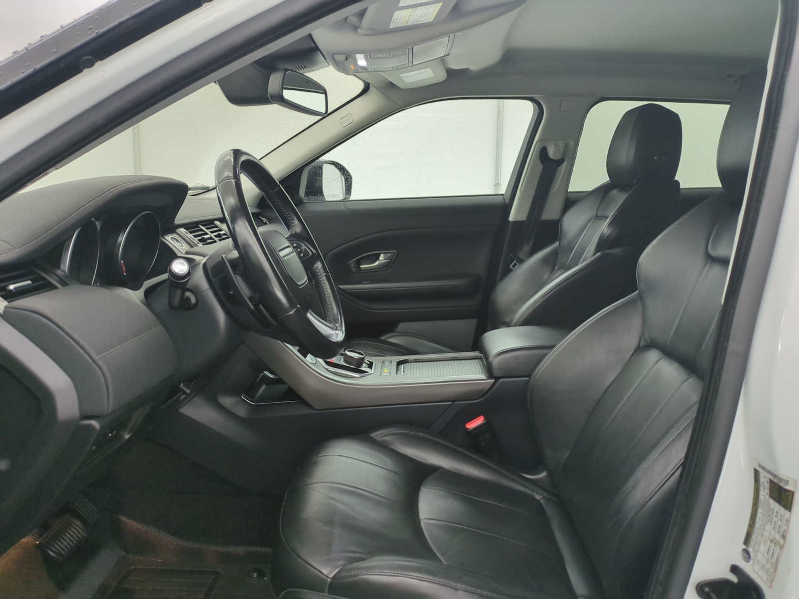 Used 2019 Land Rover Range Rover Evoque SE image 16