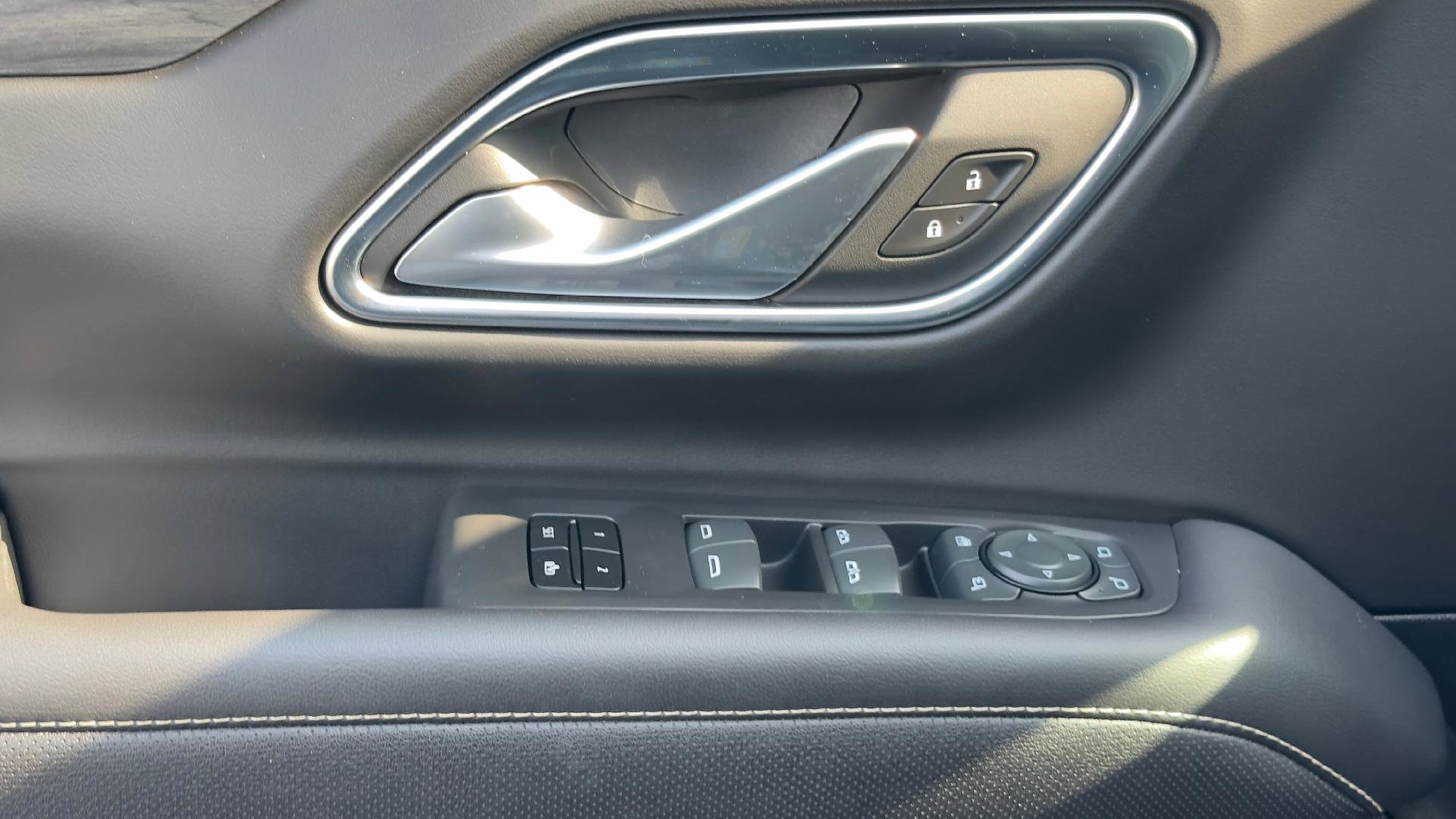 Used 2024 GMC Yukon SLT w/ SLT Luxury Package image 17