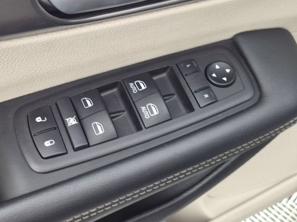 Used 2024 Chrysler Pacifica Touring-L FWD image 12