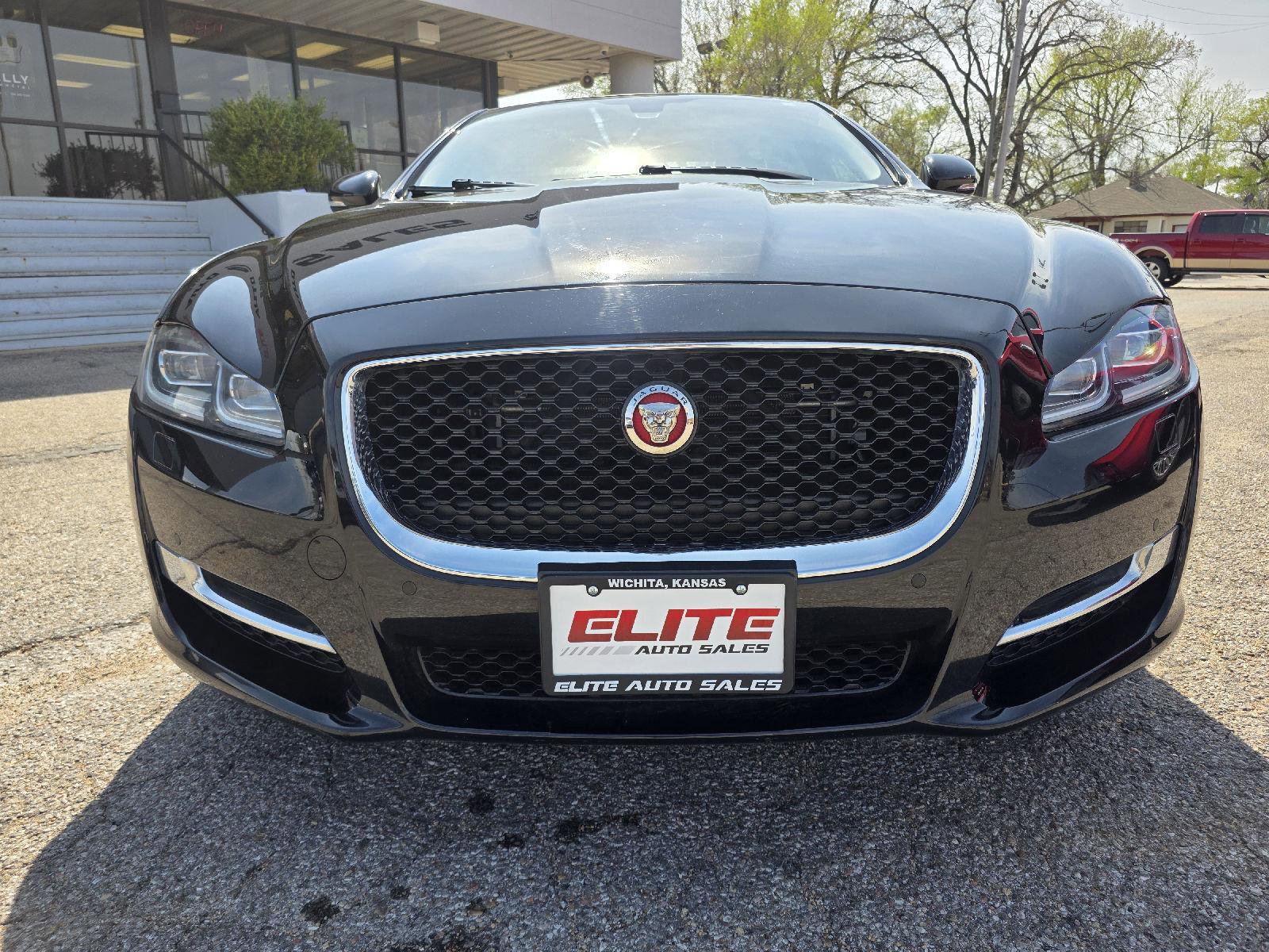 Used 2017 Jaguar XJ R-Sport AWD/4WD image 2