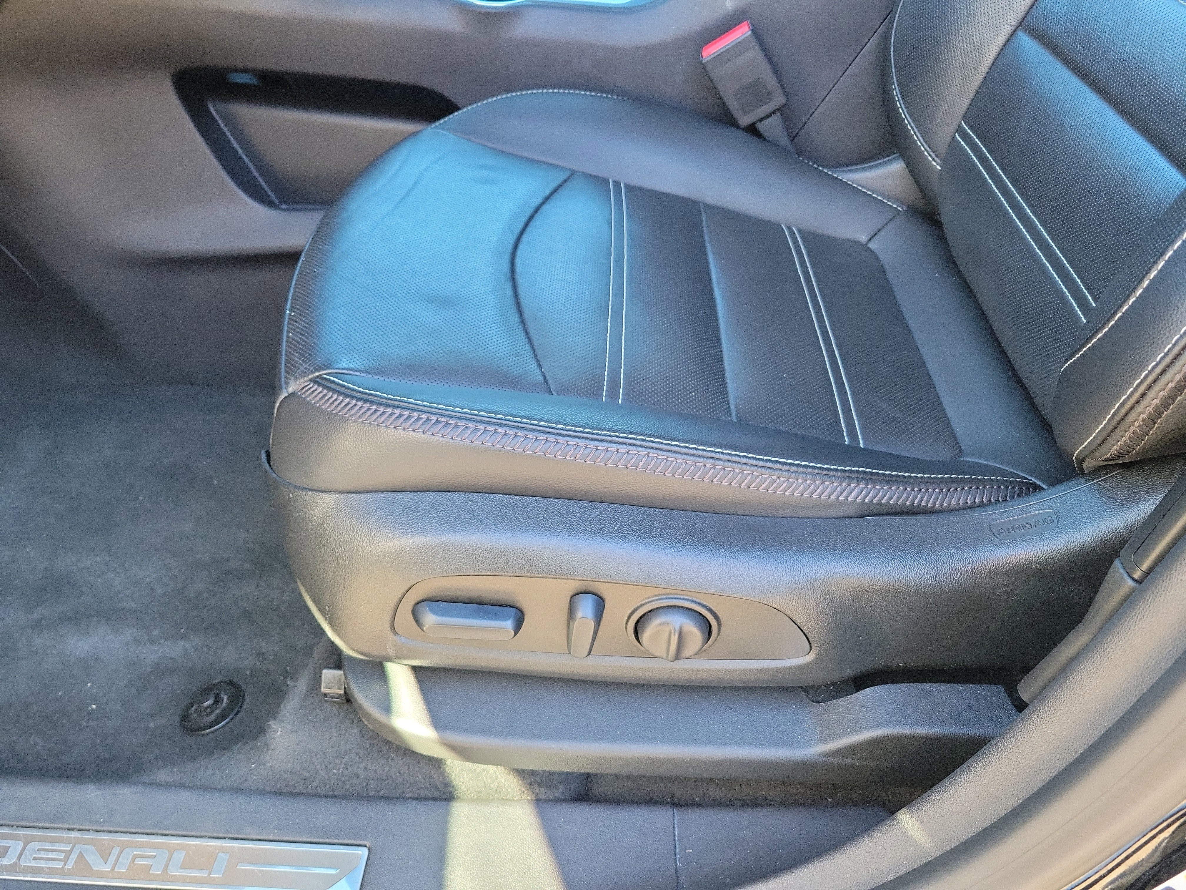 Used 2024 GMC Terrain Denali w/ Black Diamond Edition image 5