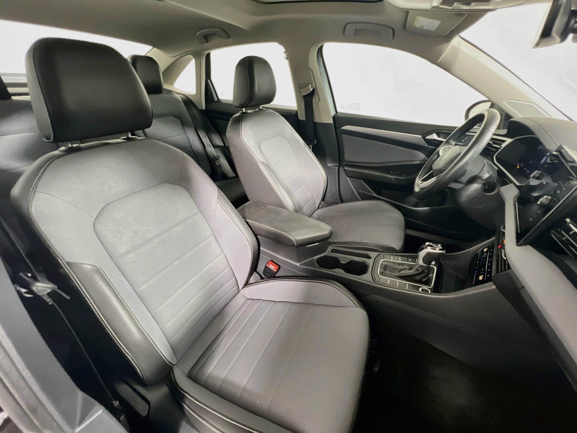 Used 2025 Volkswagen Jetta SE FWD image 30