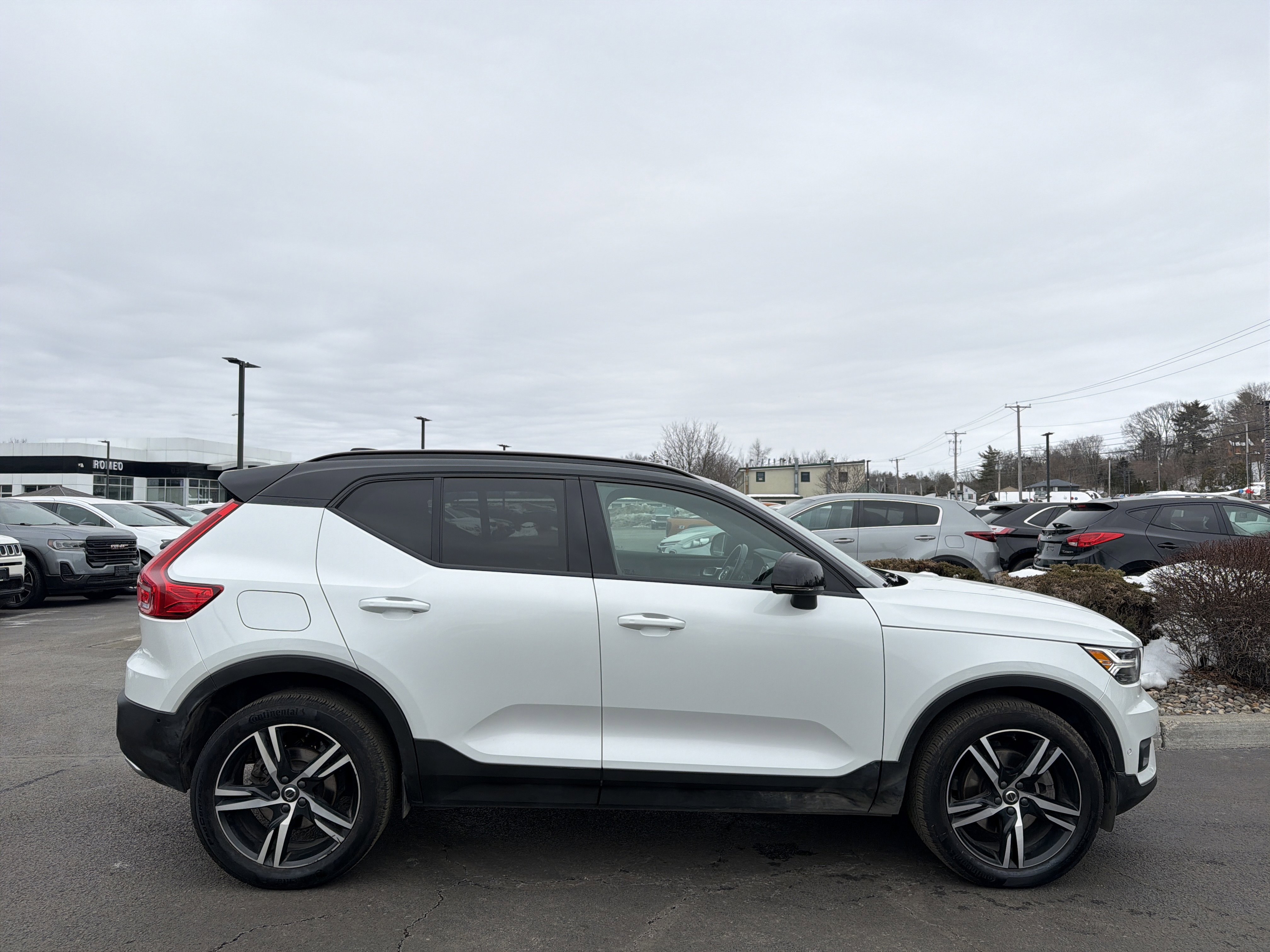Used 2019 Volvo XC40 T5 R-Design image 4
