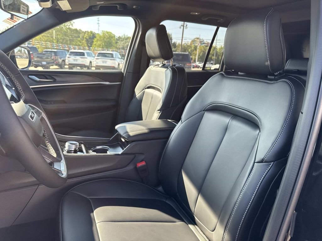 New 2025 Jeep Grand Cherokee Limited w/ Black Appearance Package image 32