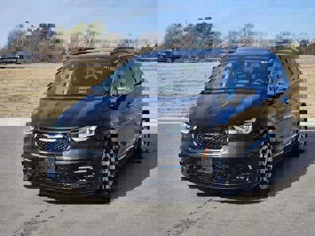 Used 2023 Chrysler Pacifica Limited image 3