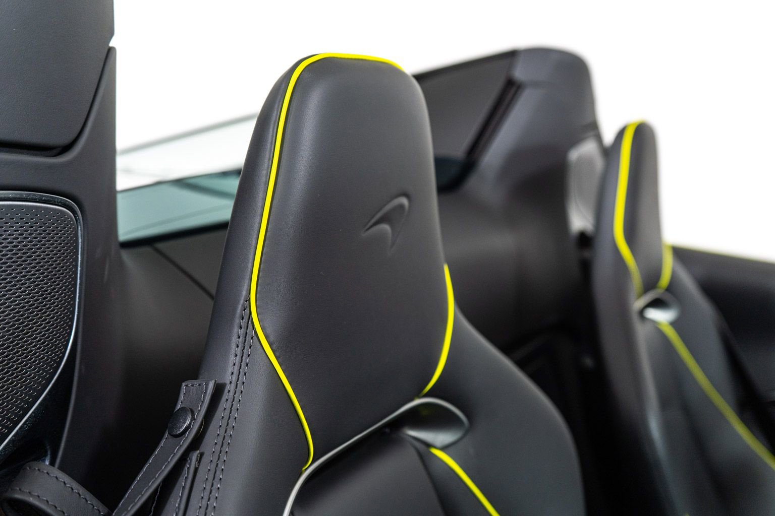 Used 2025 McLaren Artura Spider image 41