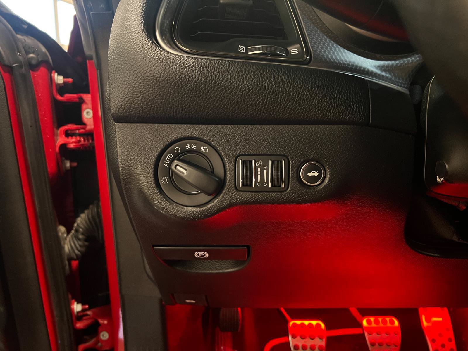 Used 2015 Dodge Challenger SRT Hellcat RWD image 15