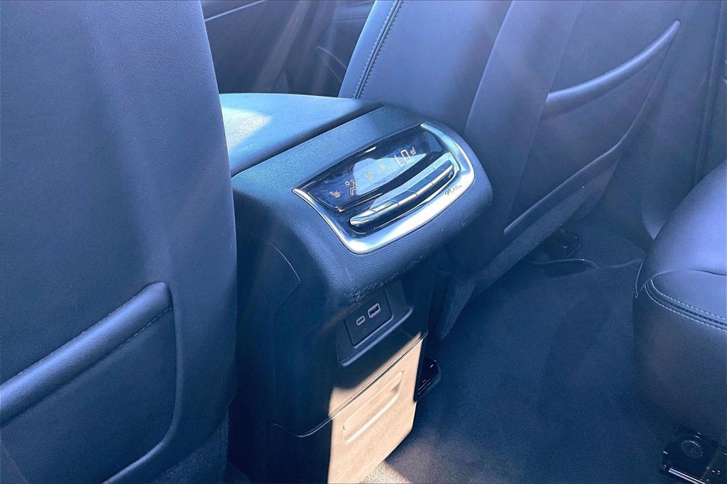 Used 2025 Cadillac XT6 Premium Luxury image 24