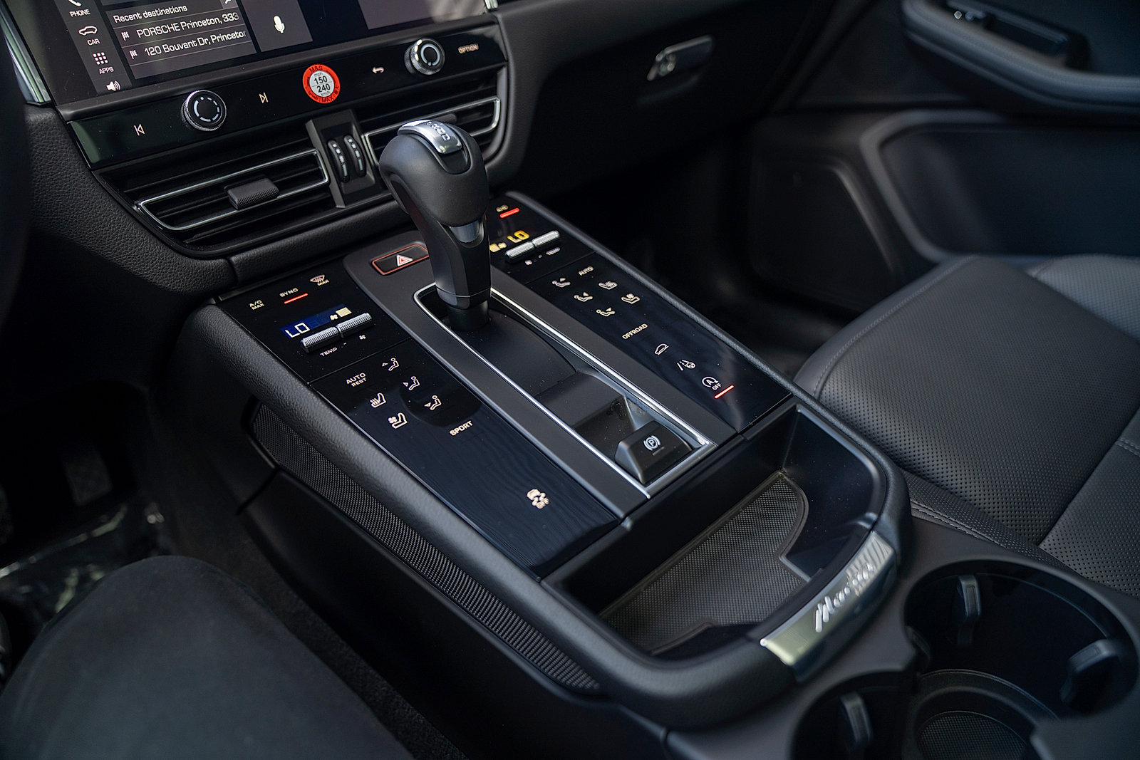 Certified 2025 Porsche Macan AWD/4WD image 13