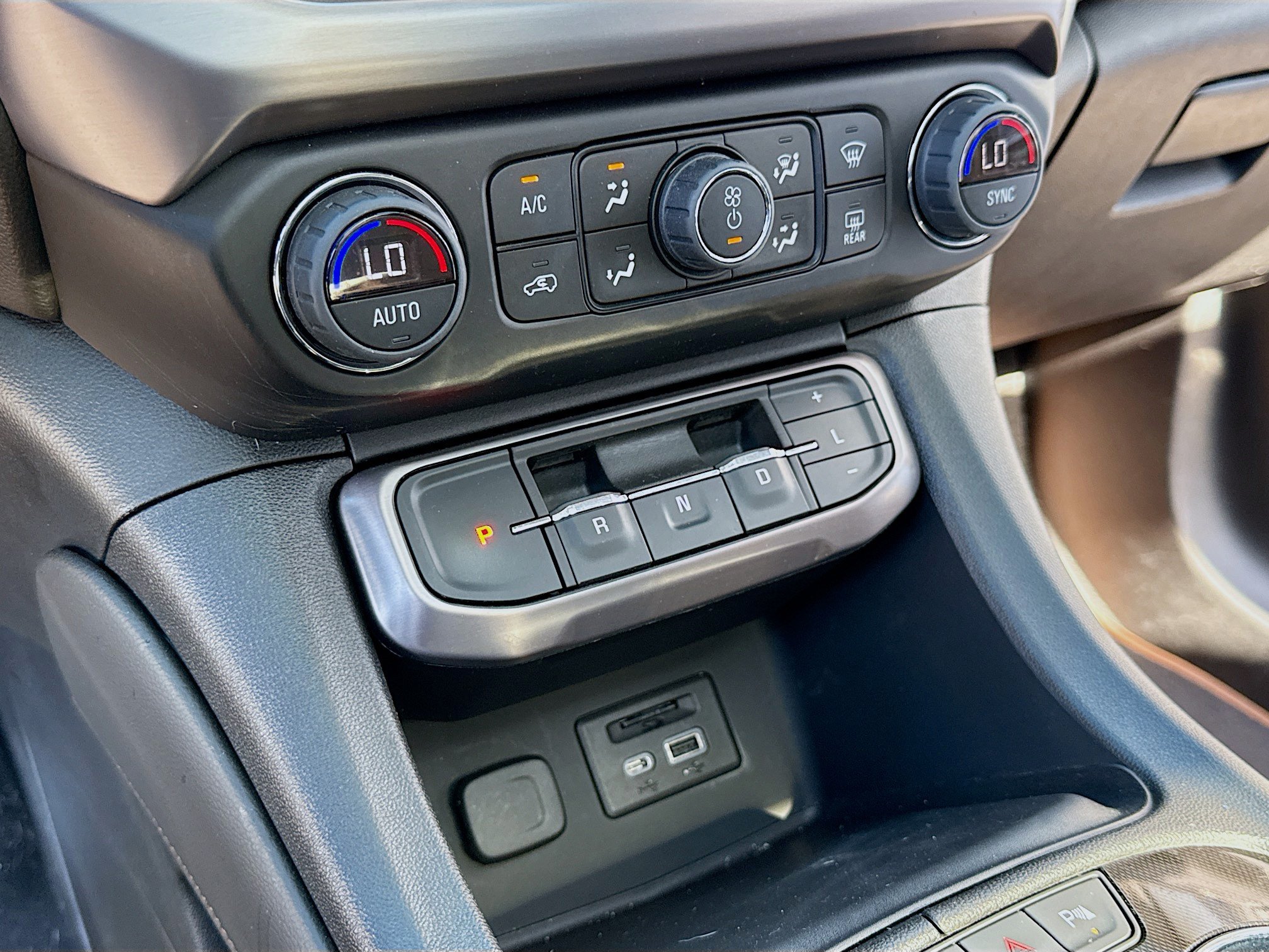 Used 2022 GMC Acadia AT4 w/ Technology Package AWD/4WD image 11