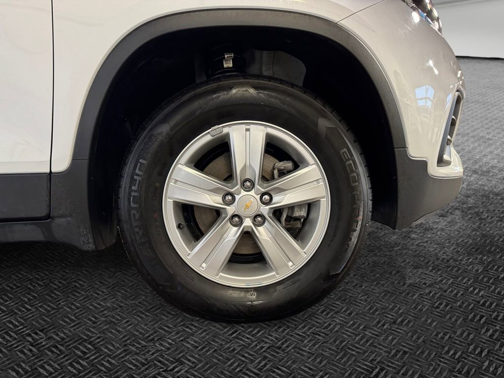 Used 2020 Chevrolet Trax LS w/ Tint and Cruise Package AWD/4WD image 11