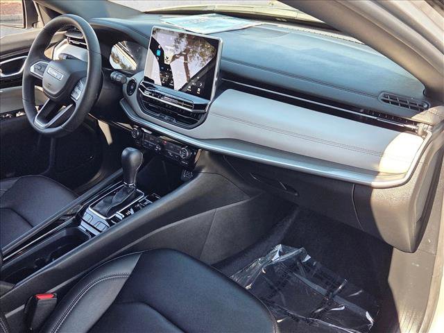 Used 2025 Jeep Compass Limited image 21