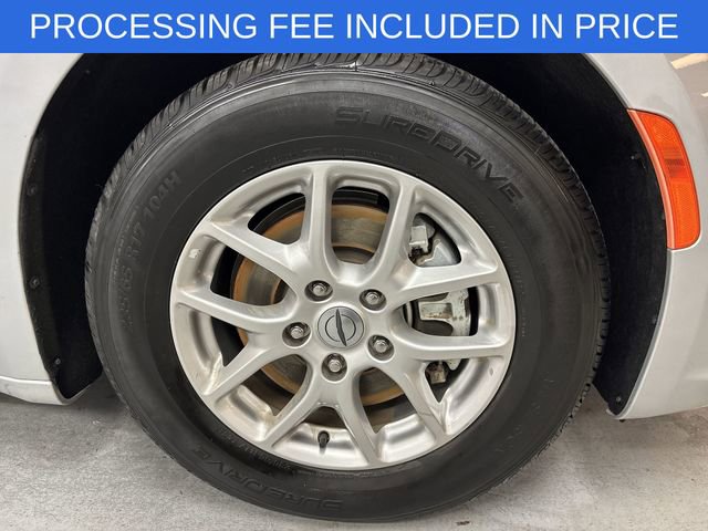 Used 2023 Chrysler Pacifica Touring-L FWD image 2