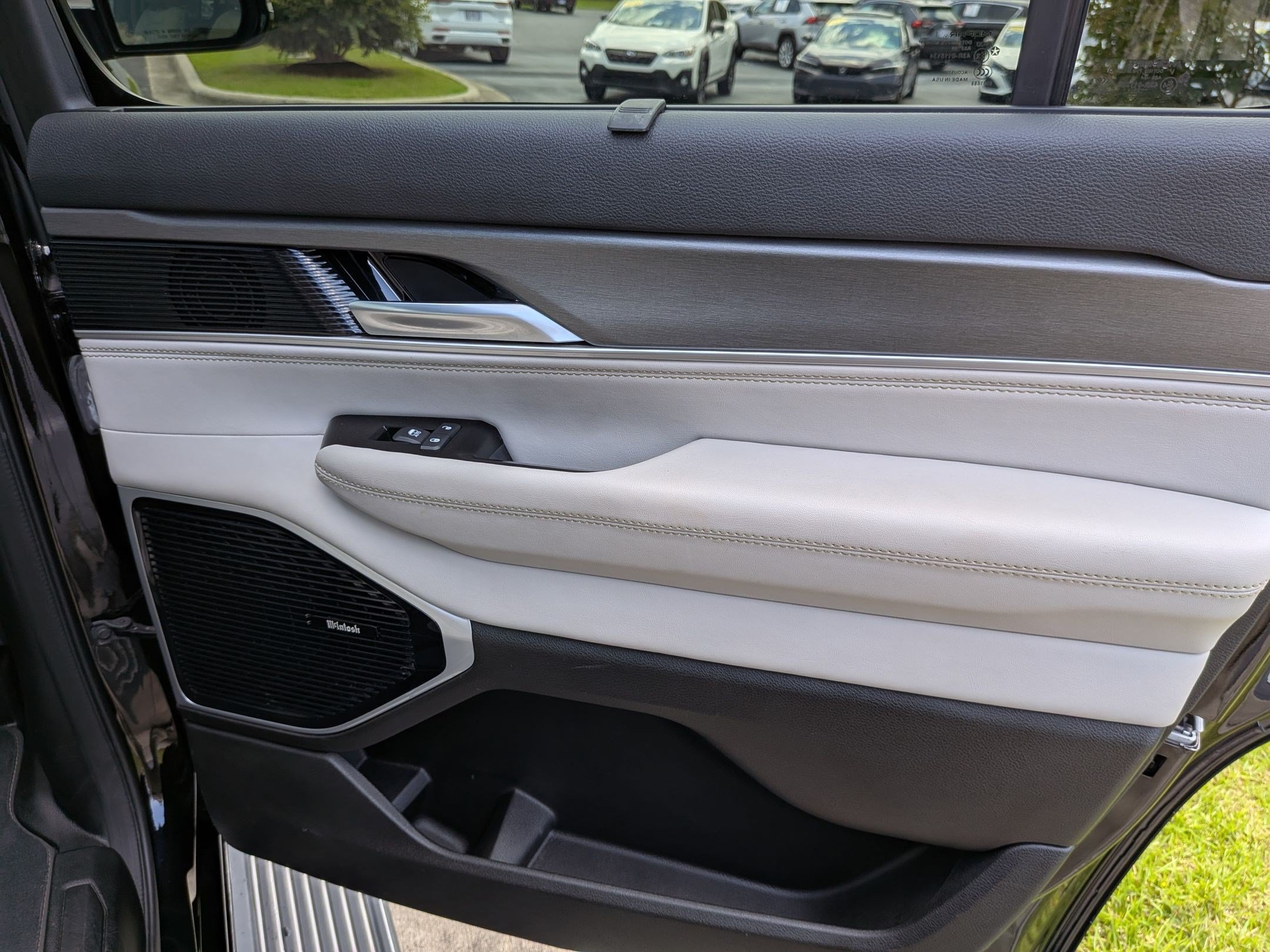 Certified 2025 Jeep Wagoneer Series III w/ Premium Group I AWD/4WD image 23