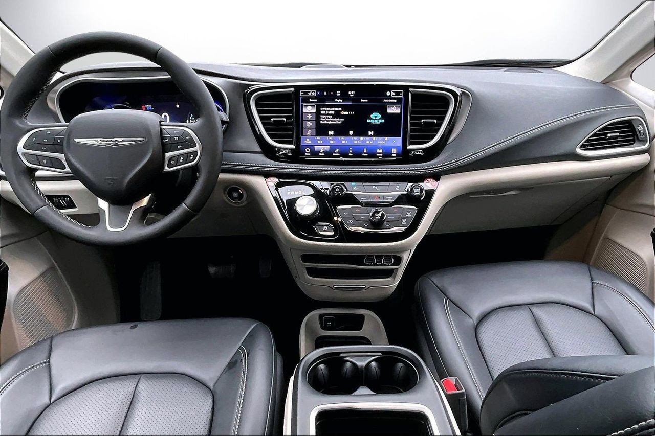 Certified 2024 Chrysler Pacifica Select image 15