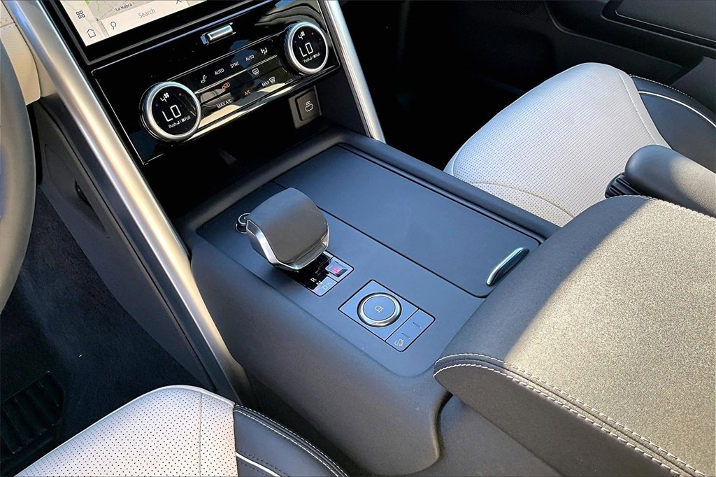Used 2024 Land Rover Discovery Dynamic SE image 16