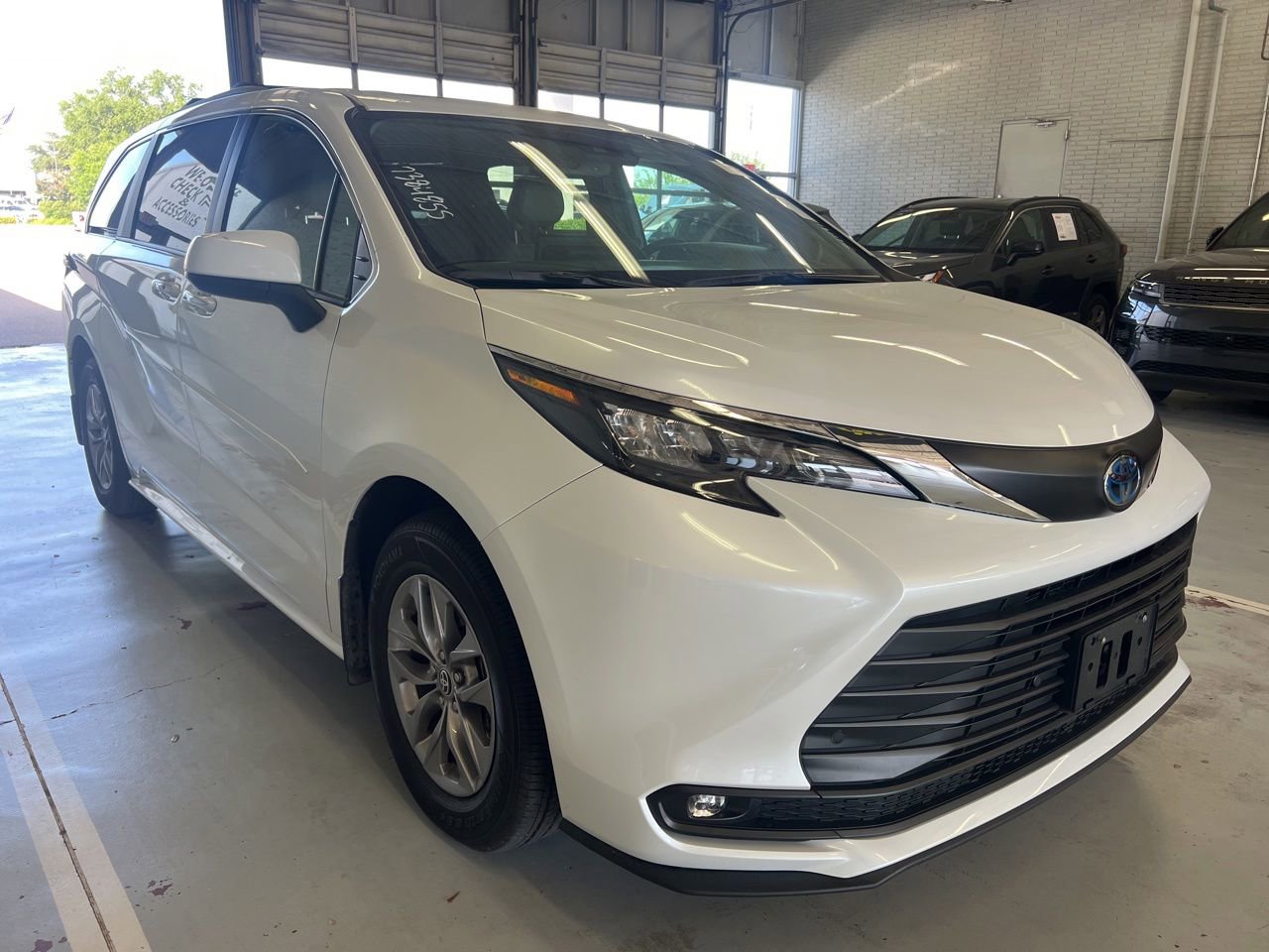 Used 2025 Toyota Sienna XLE w/ XLE Plus Package FWD image 3